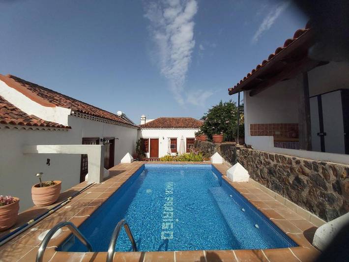 Chalet para 2 personas, con jacuzzi además de piscina y jardín en San Cristóbal de La Laguna