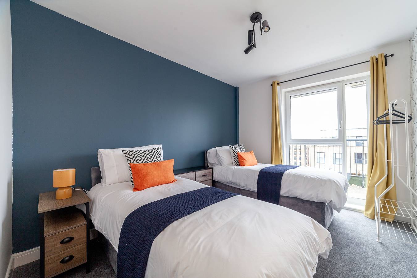 Entire holiday apartment, Top-Rated Penthouse - King Size Bed & Free Parking in Havering, London