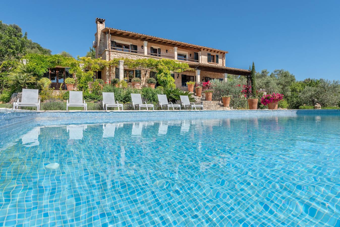 Air-conditioned Villa with Generous Pool, Terrace, Gorgeous Garden, and Wi-Fi in Pollença, North Majorca