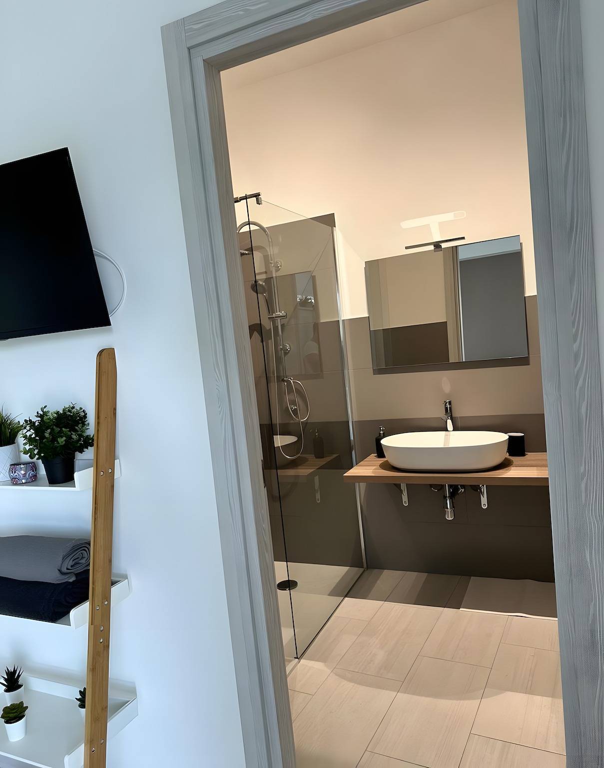 Hel lejlighed, 'Villa Latina' apartment in villa with pool, Wi-Fi, and air conditioning in Solarino, Syracuse Provinsen