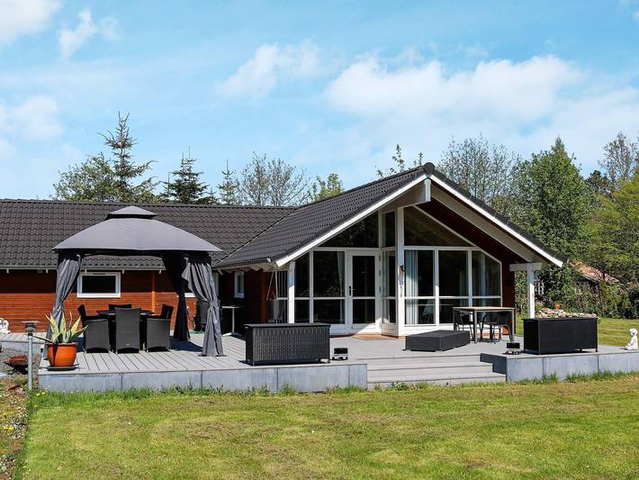 Ferienhaus für 8 Personen, mit Whirlpool und Terrasse sowie Garten und Sauna in Himmerland