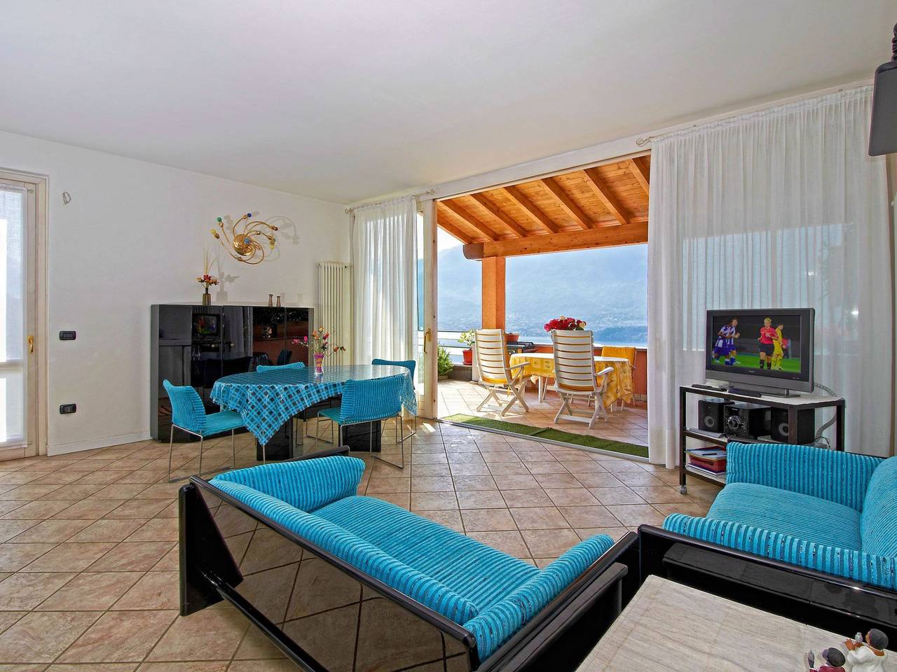 Ganze Wohnung, Türkisfarbenes Haus mit fantastischer Aussicht in Vercana, Gemeinde Vercana