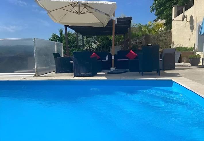 Location de vacances pour 10 personnes, avec vue ainsi que jardin et piscine à Gleizé - 2