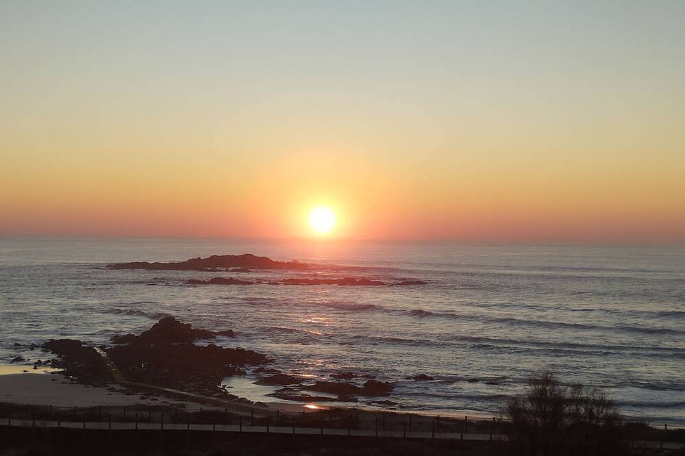 Ganze Wohnung, Atlantic Doors - Sea View, Terrace & Garage - 50m from the beach in Mindelo, Porto Distrikt