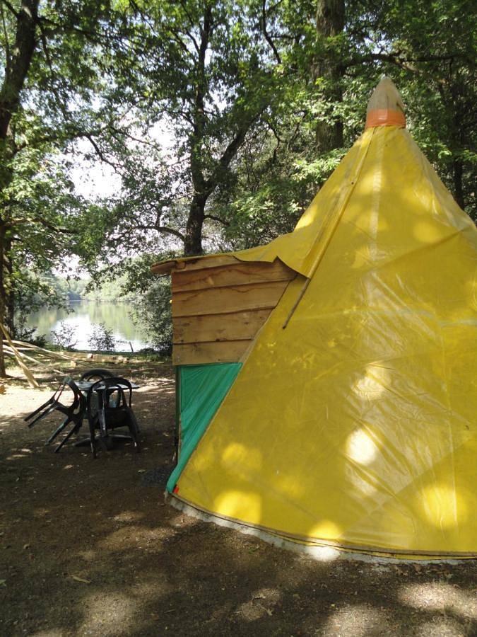 Tente pour 6 personnes, avec terrasse, animaux acceptés en Corrèze