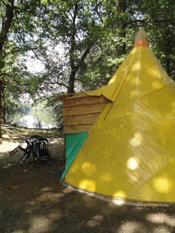 Tente pour 6 personnes, avec terrasse, animaux acceptés en Corrèze