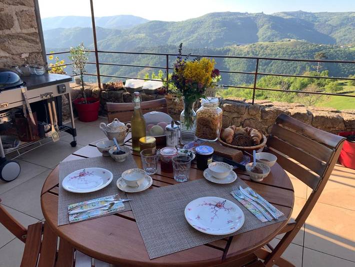Chambre d’hôte pour 2 personnes, avec jardin et vue ainsi que piscine et terrasse à Saint-Sauveur-de-Montagut - 2