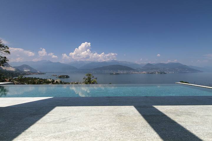 Villa con piscina per 8 persone, con vista lago e giardino nonché panorama sul Lago Maggiore