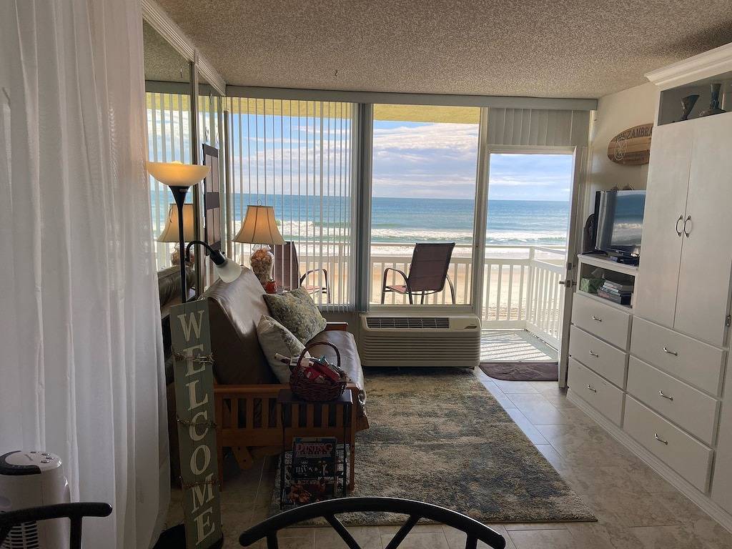 Ganze Wohnung, Oceanfront Studio - “also can’t get closer to the beach” View, comfy and clean! in Ormond Beach, Florida
