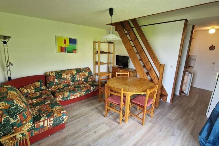Location de vacances pour 4 personnes, avec vue ainsi que terrasse et piscine à Neuvecelle - 2