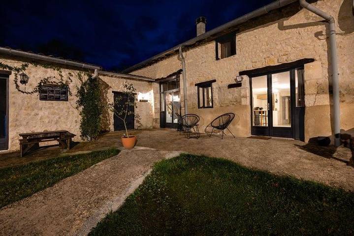 Location de vacances pour 5 personnes, avec jardin ainsi que piscine et vue, animaux acceptés à Champagne-et-Fontaine - 2