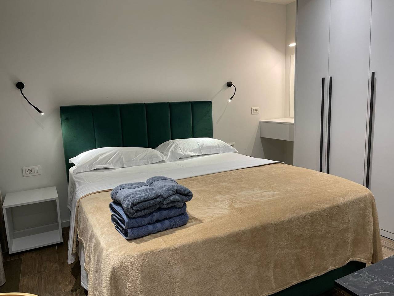 Ganzes Studio, Studio für 2 Personen mit Balkon in Tiranë, Albanien