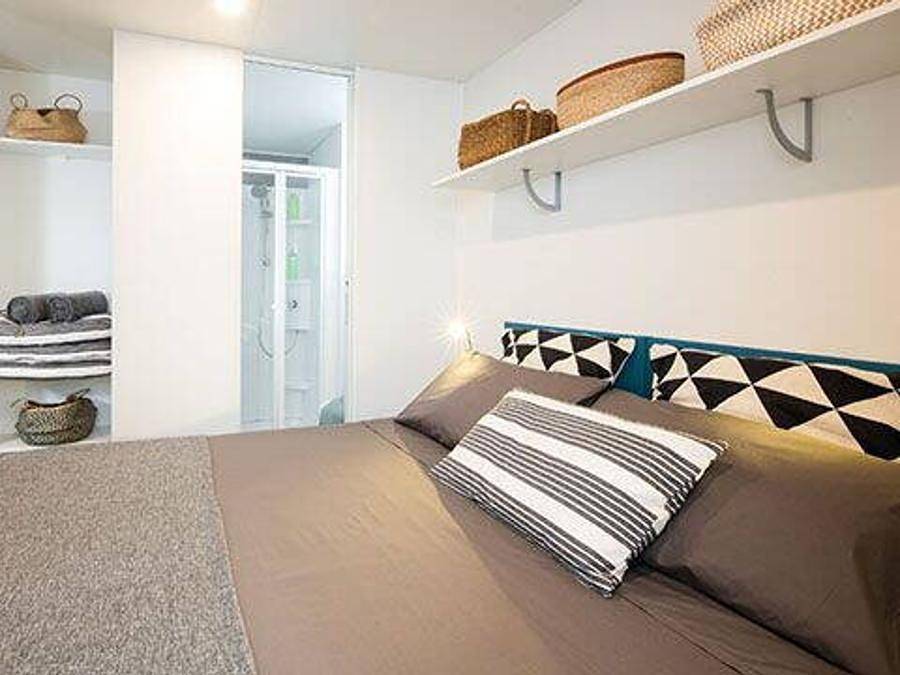 Alannia El Pinar - Bungalow 4 personen - Mobilheim | Comfort | 2 Zi. | 4 Pers. | Hochterrasse | 1 Bad | Klima | Tv in Els Pins Blanes, Blanes