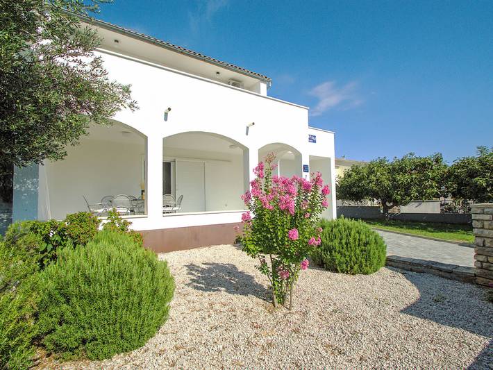 Location de vacances pour 8 personnes, avec terrasse et jardin à Tribunj - 2