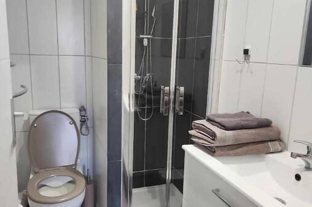 Entire apartment, Agréable T2/centre-ville 10 min Gare in Bourgoin-Jallieu, La Tour-du-Pin region