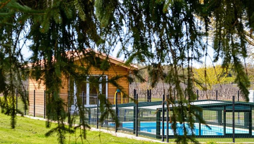 Location de vacances pour 14 personnes, avec Terrasse ainsi que Jardin et Piscine à Périssac