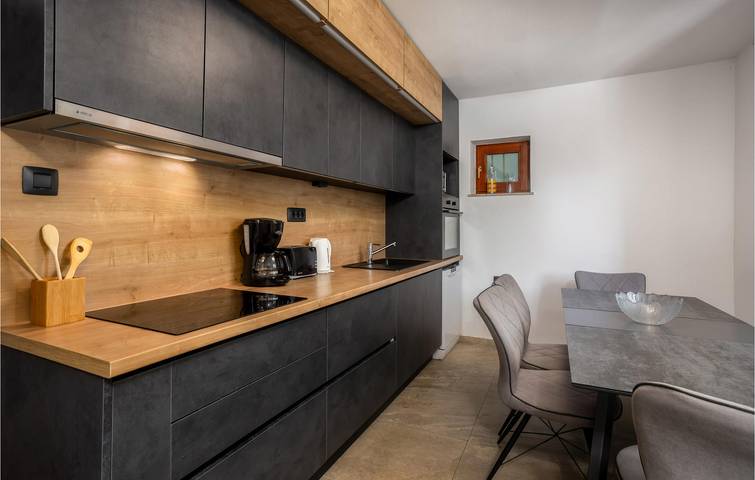 Gemütliche 2-Zimmer-Wohnung mit Terrasse, 200 m von der Küste entfernt in Novi Vinodolski, Primorje-Gorski Kotar