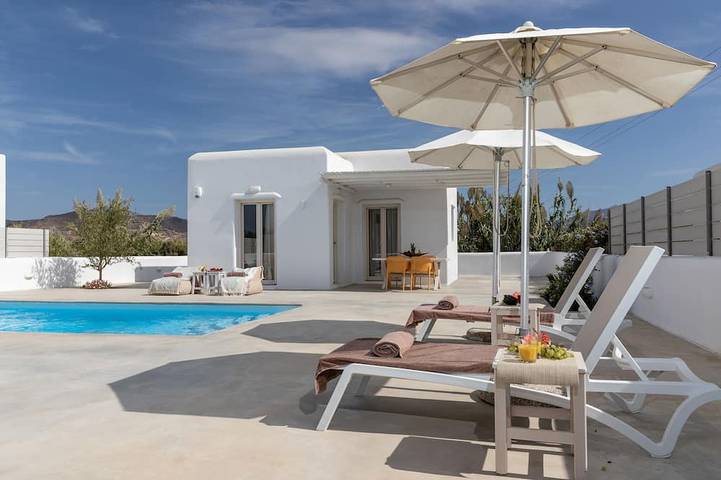Villa for 30 people, with garden in Naxos