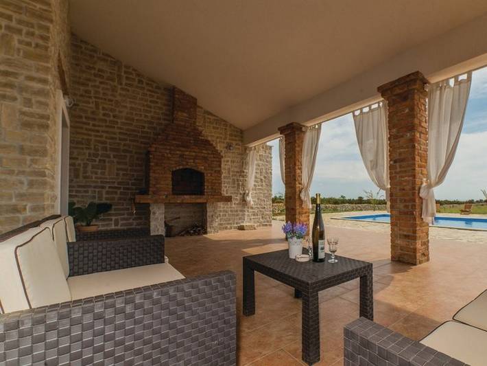 Villa pour 8 personnes, avec jardin et piscine ainsi que terrasse et jacuzzi, animaux acceptés à Novalja - 2