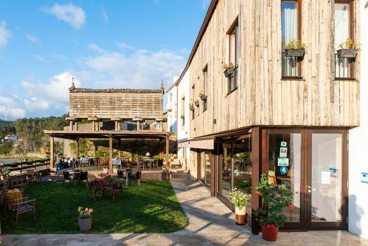 Casa rural para 2 personas, con Terraza y Jardín además de Vistas al lago y Vistas en Lires