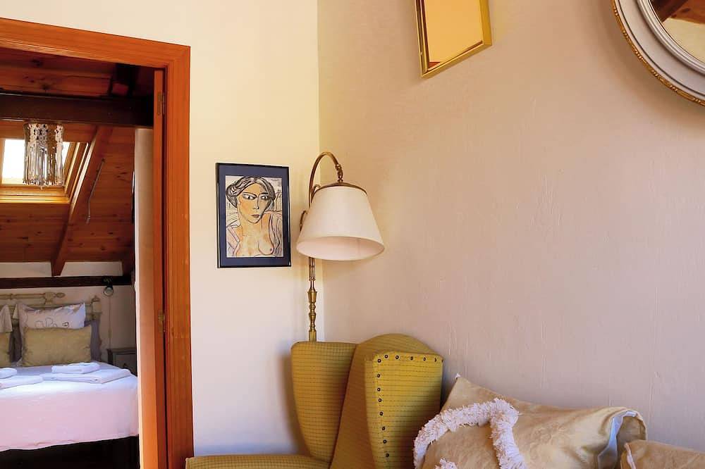 Entire apartment, 'La Casa de Lola' Casita de Pueblo Restaurada in Arenas de San Pedro, Valle del Tiétar