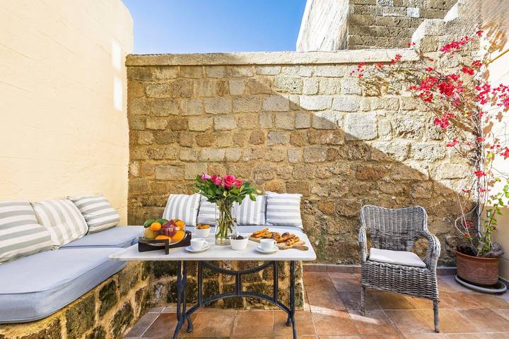 Vacation rental for 2 people, with Terrace and Yard in Rhodes