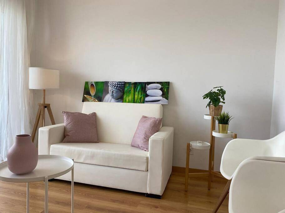 Apartamento inteiro, Three-Bedroom Apartment in Cacilhas, Almada