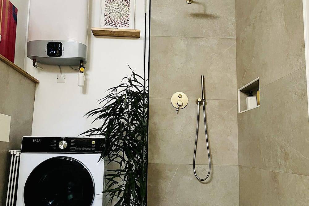 Ganze Wohnung, Studio Arty en Sous-sol Niché au Cœur dun Immeuble Remarquable Face aux Parcs! in Vichy, Vichy und Umgebung