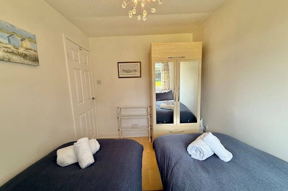 2 Bedroom Chalet with Allocated Parking in Dartmouth, Devon