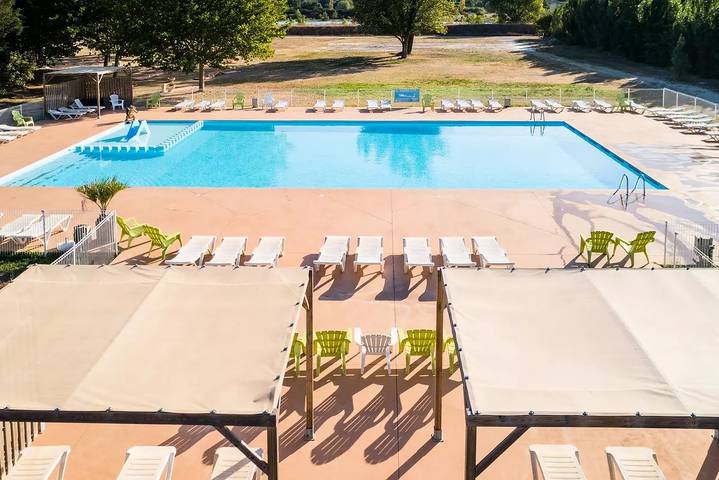 Camping pour 4 personnes, avec Terrasse et Piscine dans le Luberon