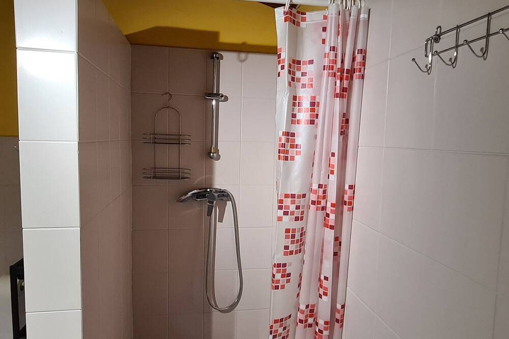 Freistehendes Haus mit eingezäuntem Grundstück an einer Lagune in Region Lodz