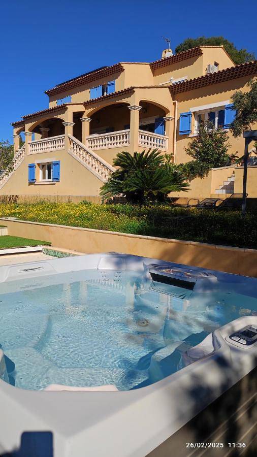 Chambre d’hôte pour 2 personnes, avec Terrasse et Jacuzzi ainsi que Jardin et Piscine à Toulon