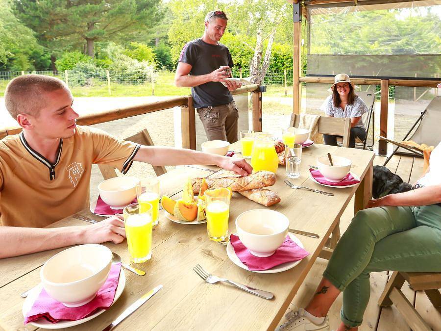 Flower Camping Le Vieux Moulin - Tente en toile et en bois 5 personnes - Confort 34m² (2 chambres) - avec sanitaires in Erquy, Côte d’Émeraude