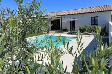 Location de vacances pour 5 personnes, avec terrasse et jardin à Bédarrides