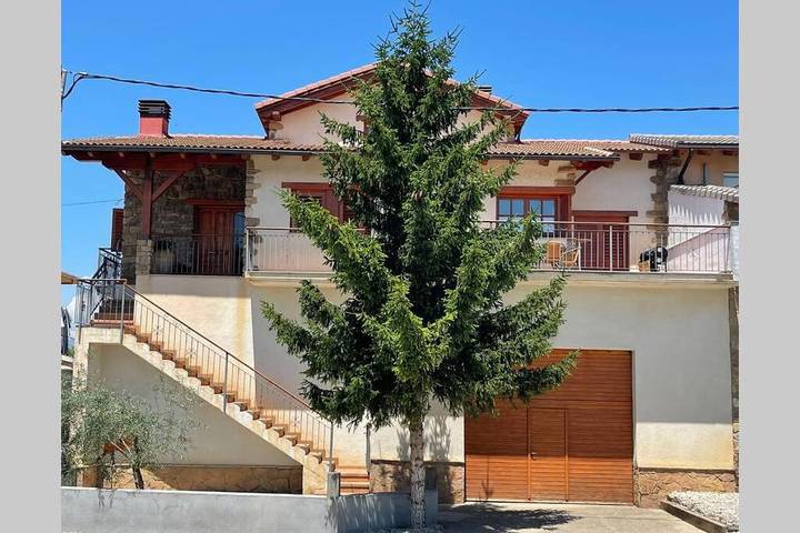 Casa rural para 10 personas, con piscina además de jardín y vistas, Se admiten mascotas en Pallars Jussà