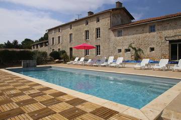 Gîte pour 9 personnes, avec terrasse ainsi que jacuzzi et jardin à Romans