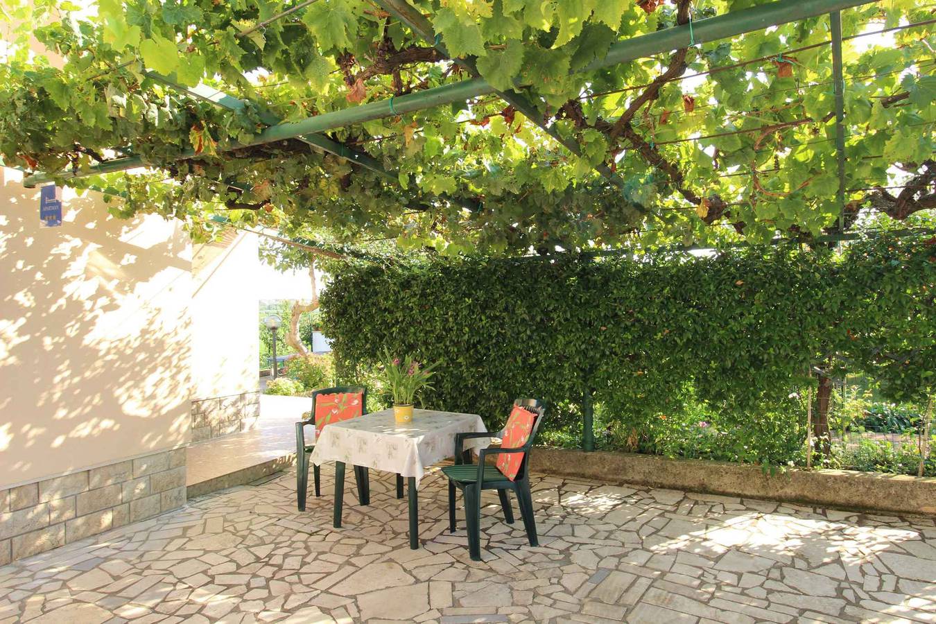 Geheel vakantieappartement, Vakantiewoning op een groene en rustige locatie  in Novigrad, Mareda
