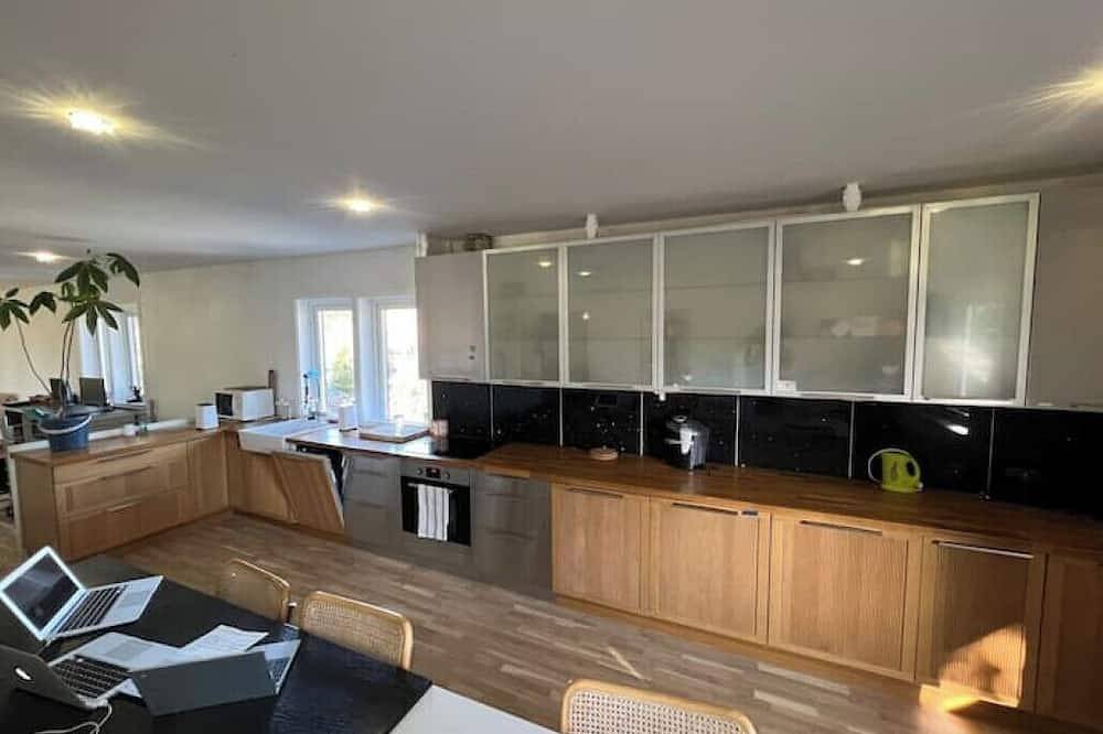 En egen våning i ny renoverad lyxig villa Tyresö in Tyresö, Schwedische Ostsee