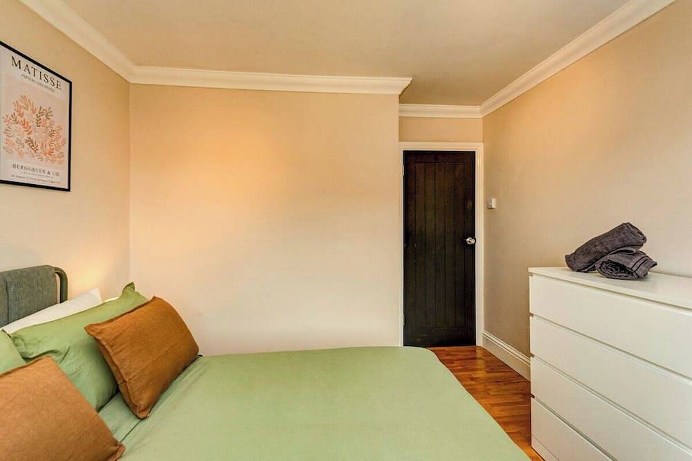 Entire apartment, Modern 3-Bed Home | Sleeps 7 | 10 Mins to Beach in Gosport, Hampshire