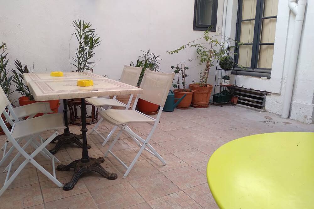 Apartamento entero, \"Le Patio\"-T2 (52m2)-Terrace-Optional garage-Tourist furnished accommodation*** (*) in Béziers, Côte d'Améthyste