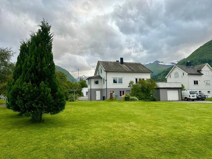 Ferienhaus für 10 Personen, mit Seeblick und Garten sowie Ausblick, mit Haustier in Måndalen