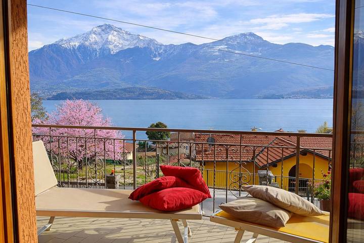 Gîte pour 4 personnes, avec vue sur le lac et vue ainsi que balcon/terrasse et balcon à Domaso