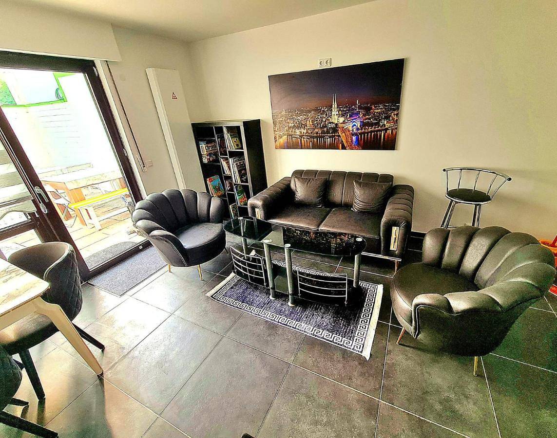 Ganze Ferienwohnung, Double Room with Private Bathroom in Chorweiler, Köln