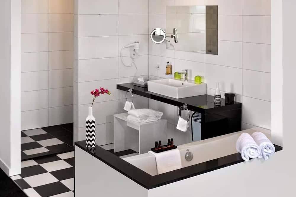 Clean, Modern Rooms with Easy City & Airport Connections! Onsite Dining in Rotterdam, Südholland