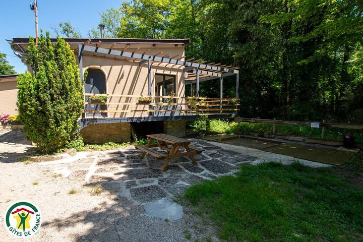 Gîte pour 4 personnes, avec Balcon et Jacuzzi ainsi que Terrasse et Jardin dans Bisseuil