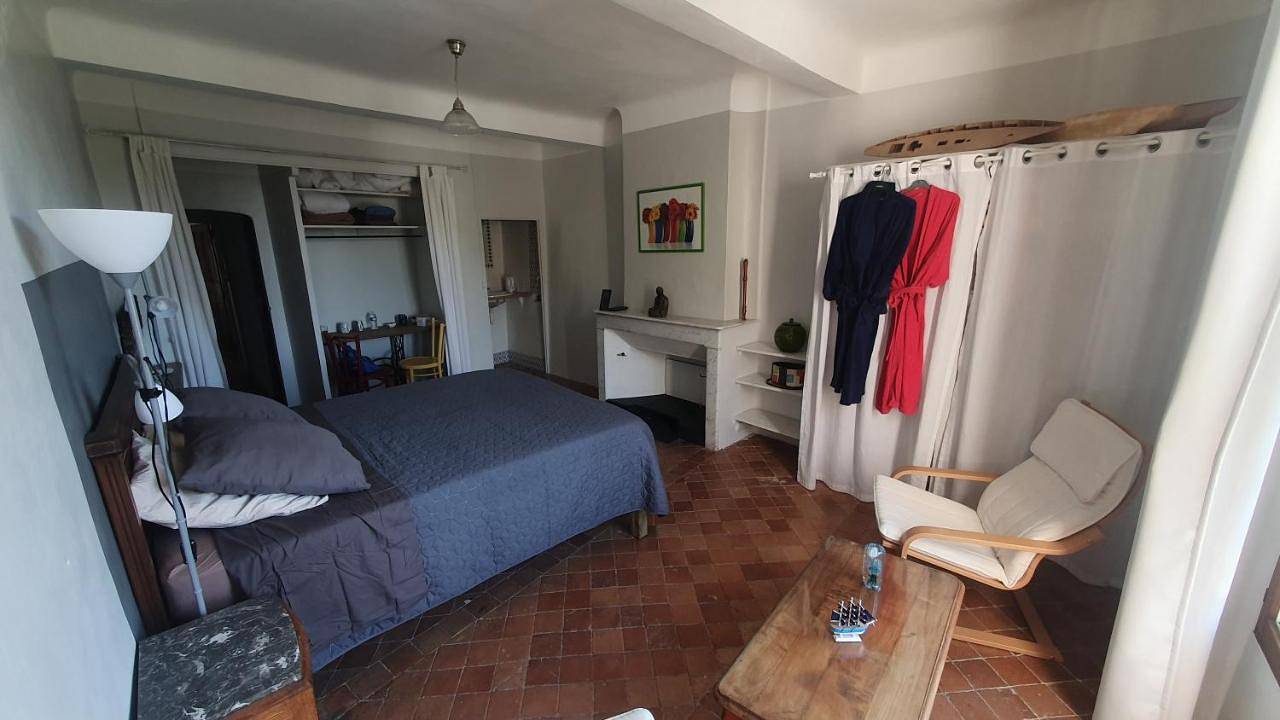Double or Twin Room with Shared Bathroom in Sisteron, Région de Forcalquier