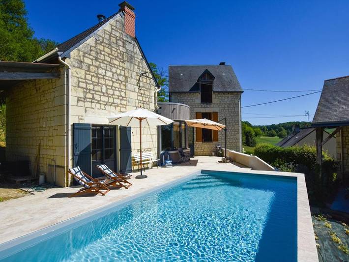 Location de vacances pour 6 personnes, avec piscine ainsi que jardin et terrasse à Thizay