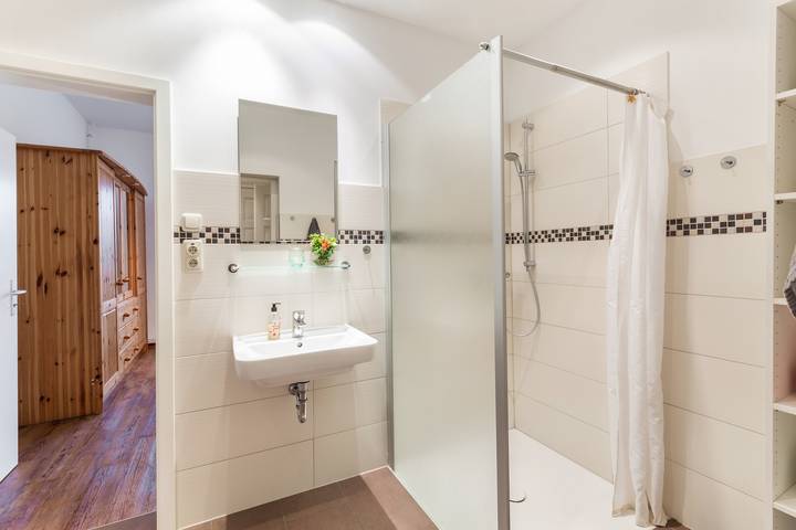 Ferienwohnung für 8 Personen, mit Terrasse und Garten sowie Pool und Sauna in Wenkendorf - 4