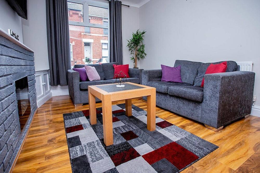 Cosy ,spacious ,clean 3 bed house,10miuntes walk from town centre in Kettering, Northamptonshire