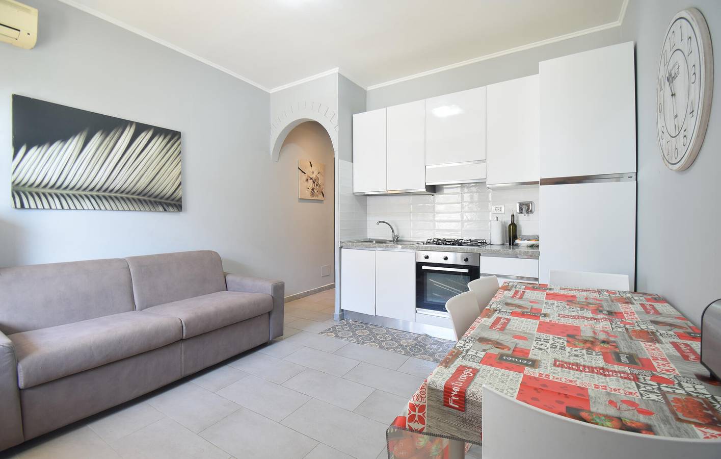 Entire holiday apartment, Cozy Apartment with Terrace & Grill, 400m to Beach, 300m to Calypso Restaurant in Ardea, Rome Province